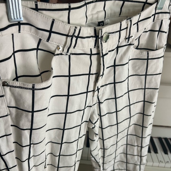 Divided White Pants with Black Grid Pattern 8 - Picture 9 of 16